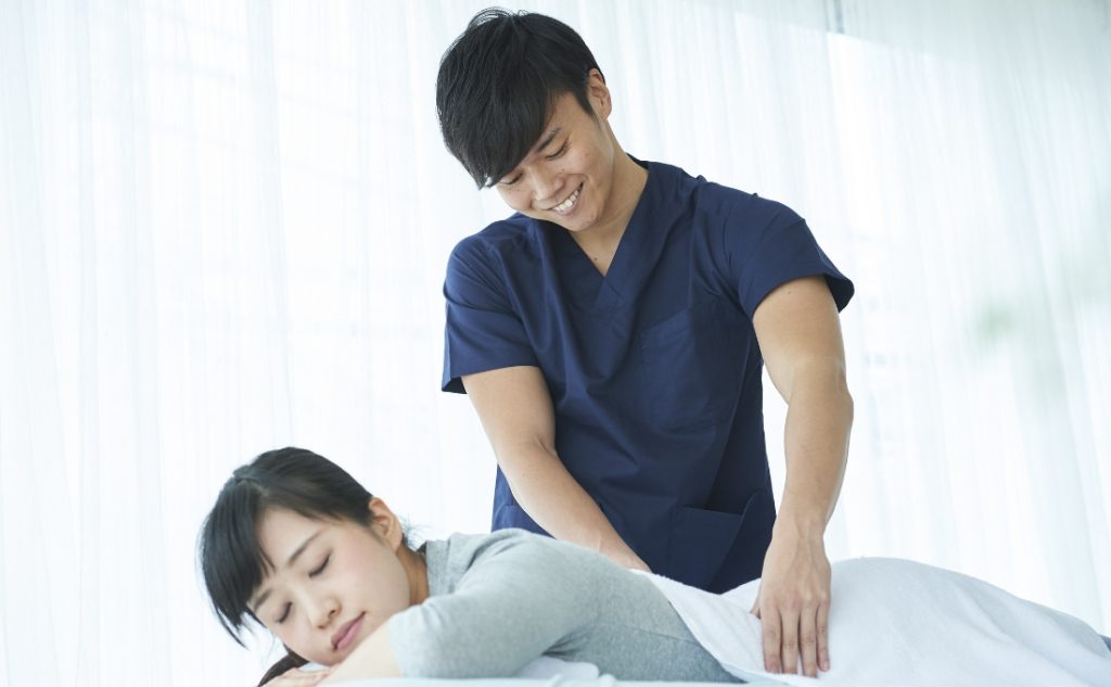 背中のマッサージ